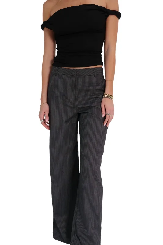 Stretch-fit tight trousers for women with all-over fit and body-hugging silhouette -In The Office Trouser Pants In Charcoal