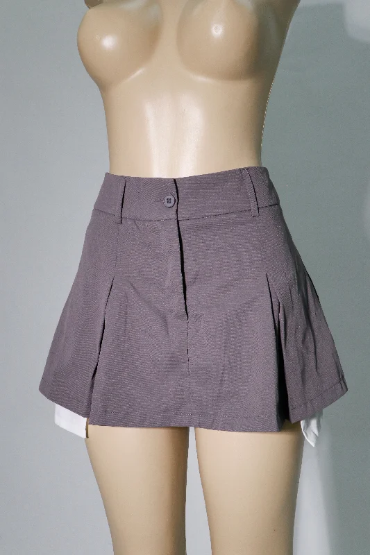 Classic skirts with simple clean lines -Skirt with white pockets with underpants