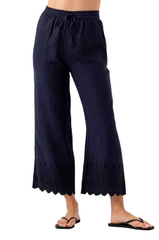 Tight cargo trousers for women with stylish pockets and slim cut for urban look -Ines Pant In Navy